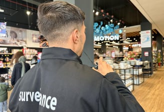 Agent de sécurité Celya Inter Pro en poste devant Alpha55 à Rabat, Maroc