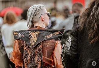 tenue de prêtresse brodée de plumes