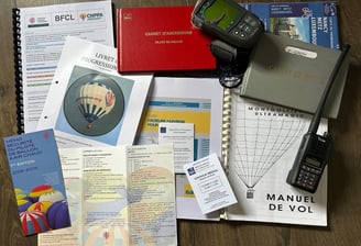 Documents et accessoires pour formation pilote montgolfière, carnets de vol radio VHF altimètre
