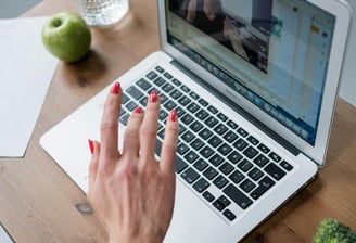 Mano de mujer tecleando una laptop