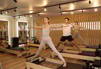 Três pessoas praticando Pilates em reformers, seguindo a instrutora na posição Guerreiro II.