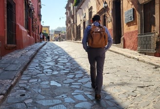 hombre en busca de un mejor destino y superación