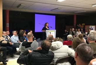 Flo Salort prenant la parole sur scène devant la commune, incarnant engagement et ses interventions
