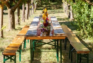 table guinguette dressée avec vaisselle ancienne