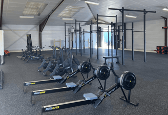 plan de la salle avec au premier plan les machines ergomètres et en second plan le rack de gym