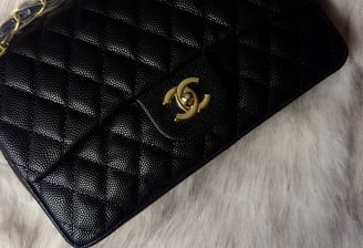 Cartera flap mini de dama Chanel, accesorio compacto de piel negra granulada, cadena dorada