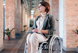 Personne en situation de handicap détendue après une séance d'ostéopathie proche de Cadillac