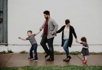 papa maman et les enfants se tiennent par la main