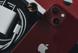 iPhone 13 Km0 rojo con su caja original y accesorios, asegurando una experiencia de compra confiable y de alta calidad.