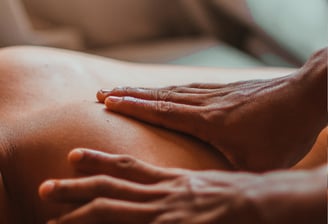 massagem. cuidado do corpo. naturologia. saúde e bem-estar. terapias naturais