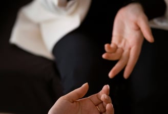 terapia. pessoas conversando. cuidando da mente. conversa. saúde mental. naturologia.