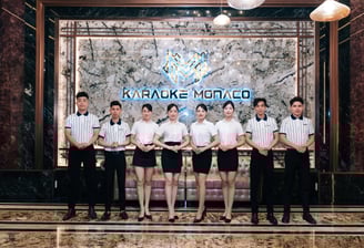 Đội ngũ nhân viên tại Karaoke Monaco phục vụ tận tình, chu đáo, thân thiện với khách hàng.
