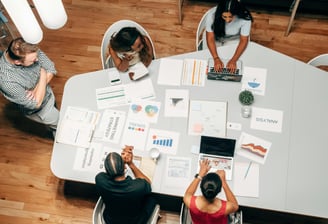 Equipo de marketing trabajando en estrategias de posicionamiento SEO