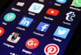 Iconos de redes sociales populares en pantalla de smartphone