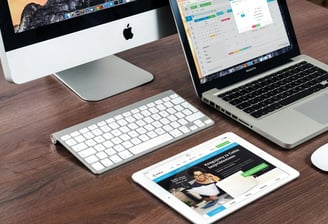 Portátiles mostrando diseño web moderno con estadísticas y gráficos