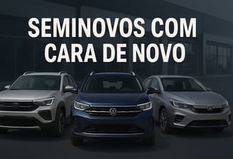 Alt da imagem: Três carros seminovos lado a lado — um SUV cinza, um SUV azul e um sedã prata — todos