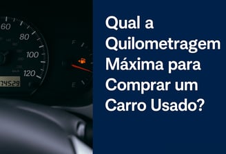 Painel de carro com hodômetro marcando 74.529 km e luz de combustível acesa, ao lado do texto “Qual
