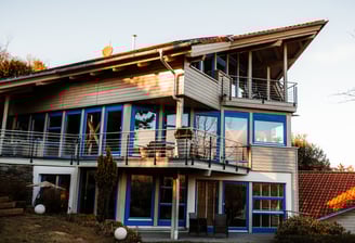 Südostseite mit verglaster Fassade und Balkonen