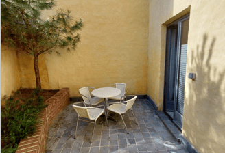 Cour intérieure avec mobilier et végétation accessible depuis un bureau