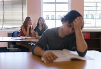 Adolescent souffrant d'un mal être dans une classe