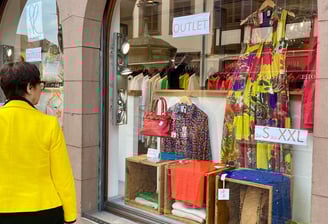 Une femme regardant la vitrine de la boutique