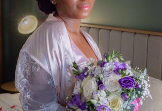 mariée, préparatif en peignoir tenant un bouquet
