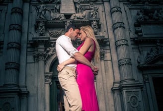 couple, église romantique, photo de rue