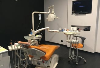Consultorio de Estética Dental Dra. Sors: Sillón dental moderno y equipo especializado