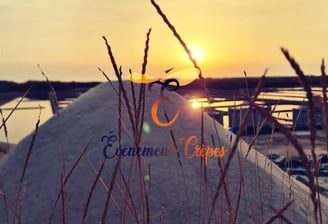 Logo entreprise événemnt crêpes sur photo marais salants de Guérande