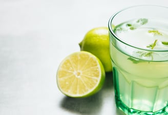 Copo de agua com limão 