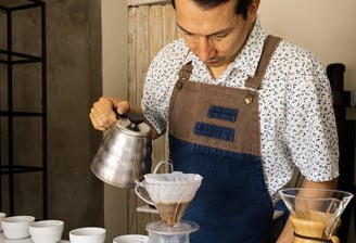 Juli, profesor de Confite, preparando café filtrado en V60 durante charla cafetera