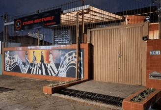 Fachada noturna do Studio Brothers estúdio de gravação em Porto Alegre