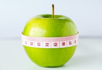 pomme verte et mètre ruban pour amincissement