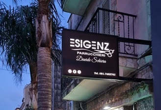 Insegna luminosa del salone ‘Esigenz Parrucchieri Davide Schiera’, 