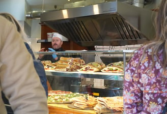 Vetrina pizza della pizzeria la trofea a siena in piazza del campo