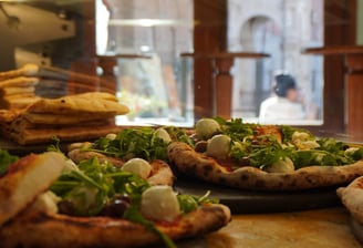 Pizza con mozzarella e rucola della pizzeria la trofea a Siena in piazza del campo