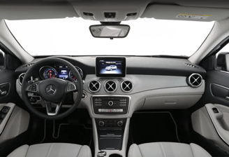 painel frontal do interior da mercedes benz GLA200