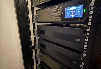 Nobreak em rack instalado em datacenter