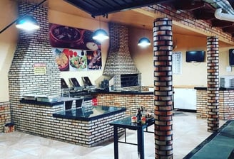 Área gourmet com churrasqueira e forno a lenha, perfeita para reunir amigos e família.