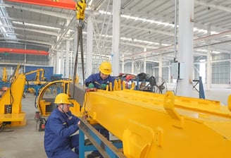 Assembly for articulated boom crane