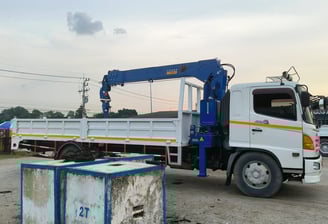 nZory SQS125G-5: Blue 5-to telescopic boom. Truck-mounted (lorry) crane on white truck, by 2-ton test weights.