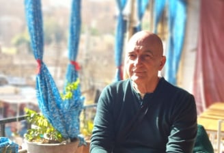 Jean Claude Gal cherchant l'inspiration en Inde pour ses créations artisanales en broderie perlée Perles de Soi
