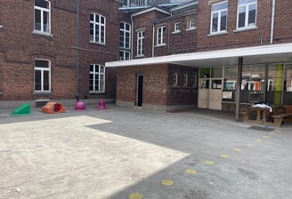 image représentant une partie de la cour de récréation, ses jeux et son préau