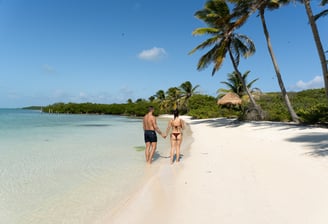 couple sur la plage à Isla Contoy excursion francophone Paseo Tours