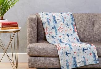 un canapé avec le plaid au motif marin