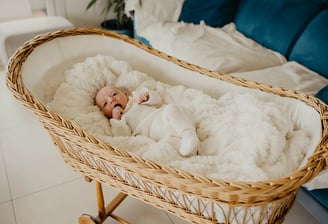 Bébé dans couffin en osier – photo naissance à domicile Gard
