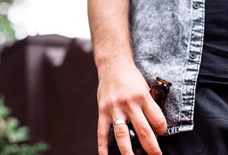 Mands hand dolding a beer bottle