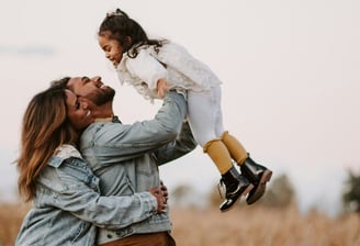 familia feliz respirando aire puro - lazcano equipos