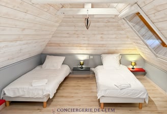 dortoir confortable avec plusieurs couchages