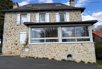gîte familial dans le Cantal, grande véranda avec vue